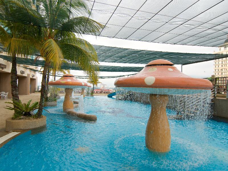 Ascott Gurney Penang Hotel George Town Eksteriør billede The pool at the resort