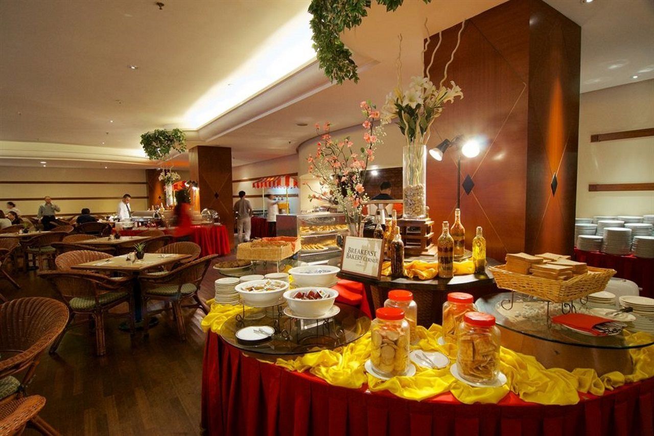 Ascott Gurney Penang Hotel George Town Eksteriør billede A buffet at a hotel